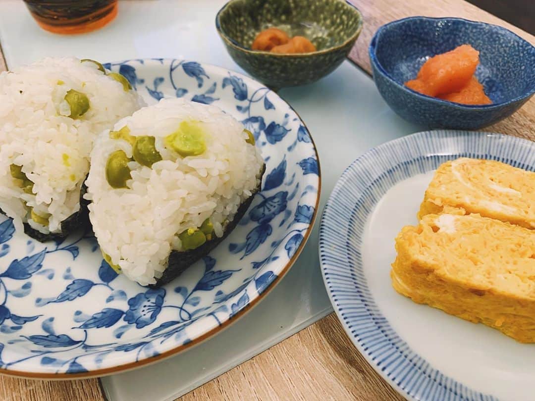 わちみなみのインスタグラム：「#繋ぐおにぎりリレー﻿ ホリプロのせんぱい @satomiki0626  佐藤美希 ちゃんからまわってきました。﻿😭🙏 ﻿ 今日はなんだかぽかぽかでしたので﻿ 春っぽくグリンピースご飯で🍙﻿ おばあちゃんちで食べるの大好きでした🐥﻿ うまく握れず笑﻿ 福岡の明太子もつけました🥰🥰﻿ ﻿ ﻿ わたしが繋ぐのは﻿ 同じ福岡出身のこのお二方﻿ @igetahiroe23  井桁弘恵ちゃん ひろえちゃんは同じ高校出身で、、﻿ この前お仕事でも会えたの。元気ですかい✨❓﻿ ﻿ @matsumoto_erika  松元絵里花ちゃん サッカーのお仕事で知りあえたけど﻿ めちゃ地元が近くて勝手に親近感湧いてます🥰﻿ ソイフードマイスター？をもってるみたいで﻿ お料理好きそうなので🍙✨﻿ ﻿ そして同じ事務所の﻿ @seira_nagashima  永島聖羅ちゃん よくLINEしてるから元気なのは知っていますが﻿ 🍙気が向いたら作ってください😂🥰﻿ ﻿ みんなはどんな🍙がすき？﻿ ﻿ #おうちごはん﻿ #おにぎり　#グリーンピース」