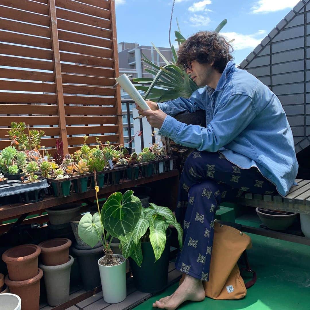 UOMOさんのインスタグラム写真 - (UOMOInstagram)「40歳男子の「きょう何着てた？」／#20／セブンバイセブンのリワークデニムシャツ／滝藤賢一さん（俳優）】 たとえ誰にも会わなくても、おしゃれにだけは手を抜かない。そんな服好きたちの日々の着こなしを、リモートスナップ！ーー  シャツ：セブンバイセブン  パンツ：ニードルズ 眼鏡：モスコット  バッグ：サウスツーウエストエイト  滝藤賢一のバルコニーライフ。今日はドラマの台本読み。足元に置いてあるサウスツーウエストエイトのバッグが台本入れ。覚えることが多いな…。そんなときに着るのは、以前WEBUOMO企画「メゾンタキトウ」で着てか以来ずっと気になっているブランド、セブンバイセブンのリワークデニムシャツ。このシャツは何を合わせても不思議と合っちゃうんです。あんまりヘビロテとかしないタイプだけど、これだけは特別。パンツの蝶も最高でしょ！ ラインもきれいで履き心地も抜群。  #sevenbyseven  #needles  #moscot  #セブンバイセブン　#ニードルズ　#モスコット #mensfashion #stayhome  #おうち時間  #在宅勤務  #リモートワーク #在宅UOMO  #滝藤賢一　＃バルコニーライフ」5月2日 20時27分 - uomo_magazine