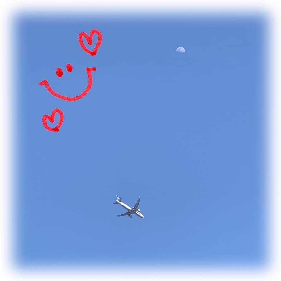 柴本愛沙さんのインスタグラム写真 - (柴本愛沙Instagram)「5月2日。 空を見上げたら雲ひとつない青空☀️ そして、月と飛行機も見つけました✈︎ ✈︎ 今日は全国で91地点が30℃以上の真夏日に🍧 暑かったですね💦  青い空なんか大嫌いだと言っていた人もいましたが、 私は青い空が大好きです♡  R.I.P  #RIP #5月2日 #restinpeace #青空 #青空が好き #家で空を楽しむ #bluesky #青い空 #青い空が好き #空と飛行機 #真夏日 #暑いね #hide #23rdMemorialDay #みんなで繋がる #STAYHOME #JETS #おうち時間 #20200502 #GW #コロナに負けるな #コロナウイルスが早く終息しますように」5月2日 20時37分 - aisa_shibamoto