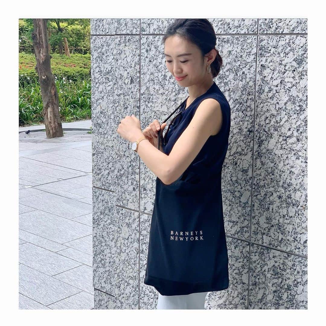 篠原菜月のインスタグラム：「さくっとスーパーに行く日に使っているのがOggi6月号の付録 @barneysjapan とコラボのショルダー付きトートバッグ#BARNEYSOGGITOTE﻿ 肩掛けもできるし最近はエコバッグとして使っています〜！﻿ ﻿ 写真を見返していると、ちょうど1年前はウィーンで前回の付録Theoryのトートバッグ持って歩いてた🚶‍♀️🇦🇹﻿ PCを入れたり、仕事のサブバックとしてもたくさん使えたので今回も嬉しい✨ ﻿ ﻿ @oggi_mag  #barneysnewyork#バーニーズニューヨーク#oggi#oggi6月号#付録#サブバック#トートバッグ#お仕事バッグ#ショルダーバッグ#shoppingbag#stayhome#gw ﻿」