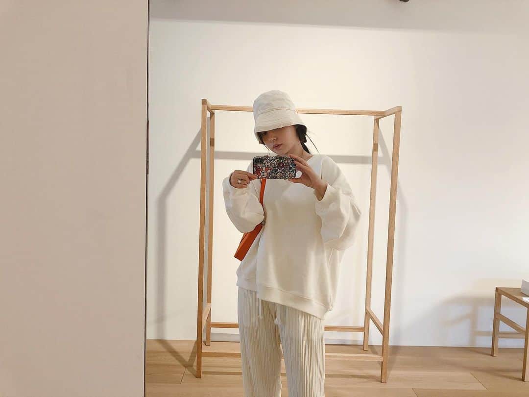 ミン・ヒョリンのインスタグラム：「🌼」