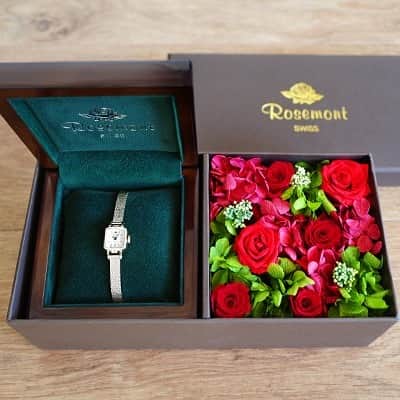 のインスタグラム：「お得な『お花を贈ろう💐』キャンペーン実施中✨✨ . Rosemont公式オンラインストアAu Bijou ONLINEでは、ただいま通常価格 税込3,300円のプリザーブドフラワーボックスを67% OFFの《特別価格 税込1,100円》で販売中です🌹✨ .　 母の日のギフトや大切な方に贈るプレゼントを、さらに特別なものにしてみませんか💕 . 数量限定のため、なくなり次第キャンペーン終了とさせていただきます。特別価格は5/31まで✨お見逃しなく❣️ . #Rosemont #ロゼモン #ロゼモンと私 #腕時計くら部 #腕時計コーデ #置き画くら部 #薔薇 #おしゃれさんと繋がりたい #カメラ女子 #花のある暮らし #フラットレイ #インテリア #暮らし #丁寧に暮らす #プレゼント #母の日 #flatlay #watch #flatlayoftheday #interior #flower #rose #gift」