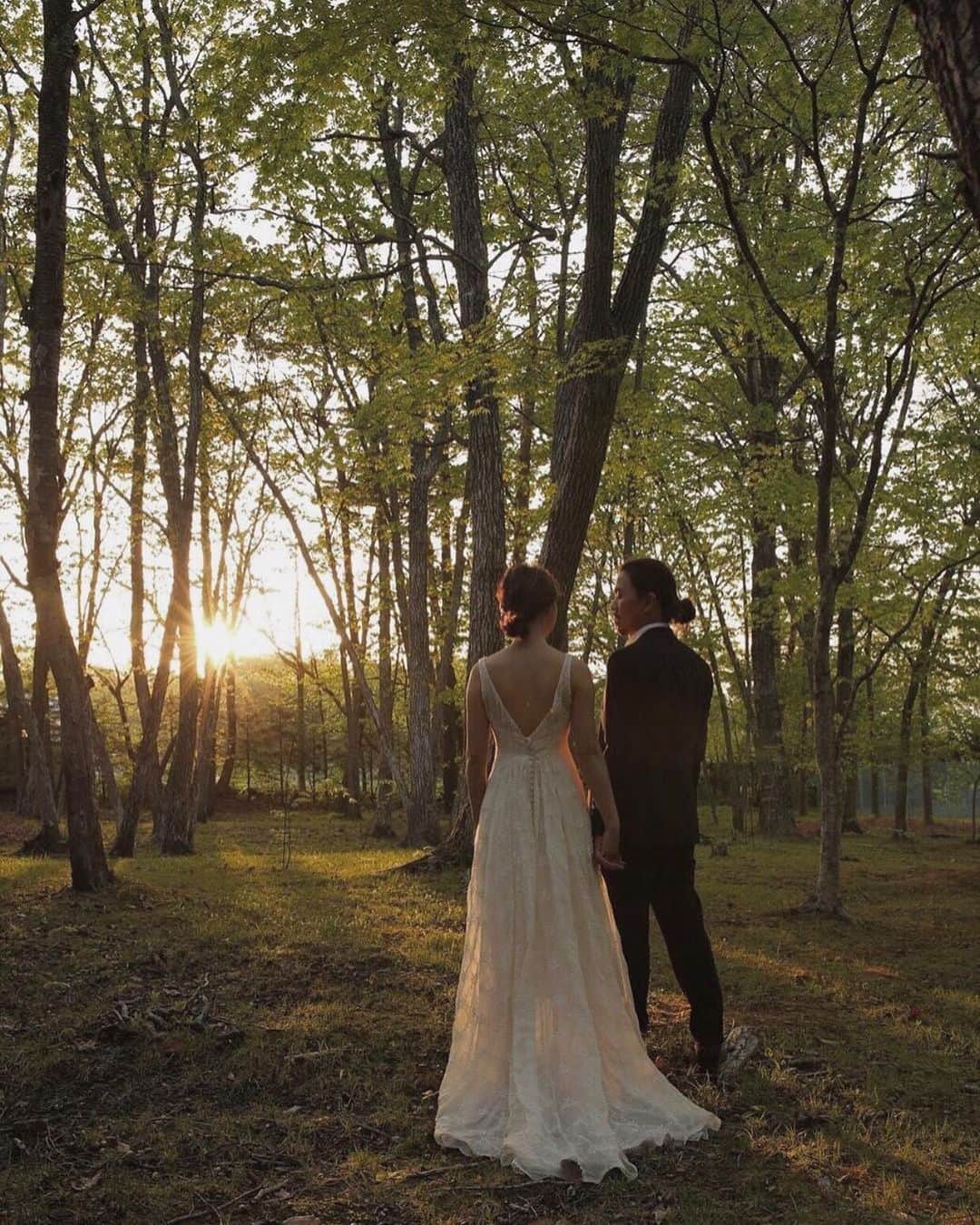 25ans Wedding 公式 Bridesのインスタグラム：「引き続き、ちのさんのフォトをリポスト💫 こちらは軽井沢の森の中で撮影されたという前撮りのポストから。BOHOテイストなドレスは、自然豊かなロケーションにぴったり🦢🌿 大きく空いたバックスタイルに、リラックスした大人の色香が漂います。」