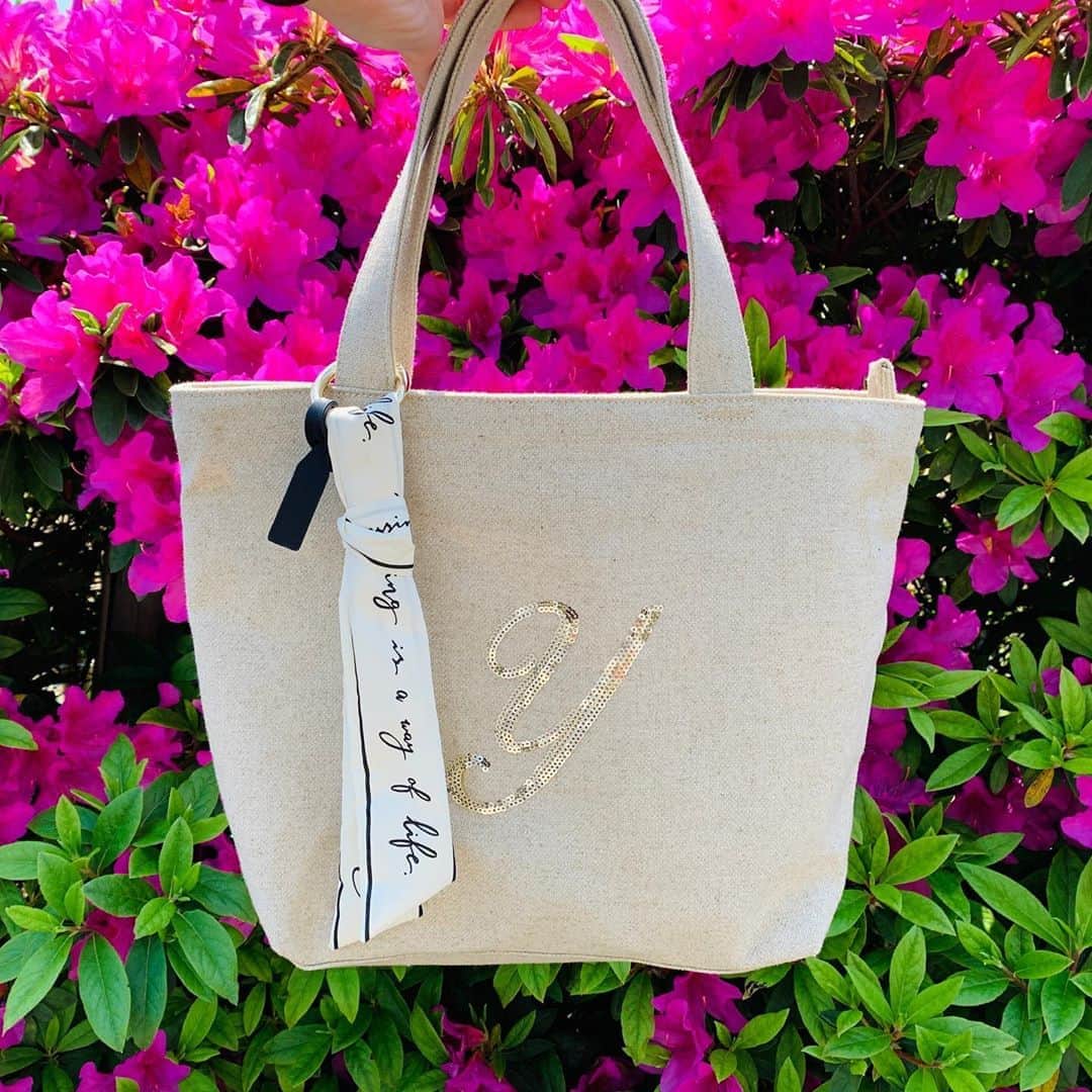 熊井友理奈さんのインスタグラム写真 - (熊井友理奈Instagram)「_﻿ ﻿ ﻿ やっと使えた👜🌼﻿ ﻿ ﻿ っていってもちょっと歩いただけだから﻿ 本当はもっとたくさん入れられるのに﻿ 中身はお財布と携帯だけ。笑﻿ ﻿ ﻿ 落ち着いたらいろんなとこ行きたいな💭﻿ ﻿  #jewelnarose #bag #new #2020ss」5月2日 20時41分 - kumai_yurina