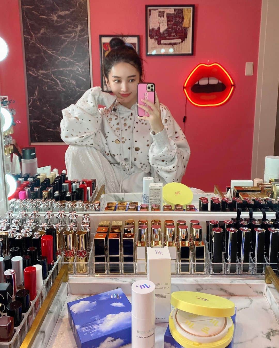 megbabyのインスタグラム：「いよいよ明日‼  @mgb_skin  5月3日　17時より販売スタートします😳✨ ドキドキして今日眠れないかもしれない😳  ひとつ前に動画もアップしましたが、質問できるだけお返ししてますのでチェックしてくださいね☺️ ・ 明日発売を記念して初回限定セット『THE GLOW SPECIAL SET』を用意しました💎 単品2つで買うよりもお得に、限定トートバッグもついてます👜💕 ※限定セットは数に限りがありますので無くなり次第終了します🙇🏻‍♀️ 明日17時アラームセットしてね⏰  #mgbskin」