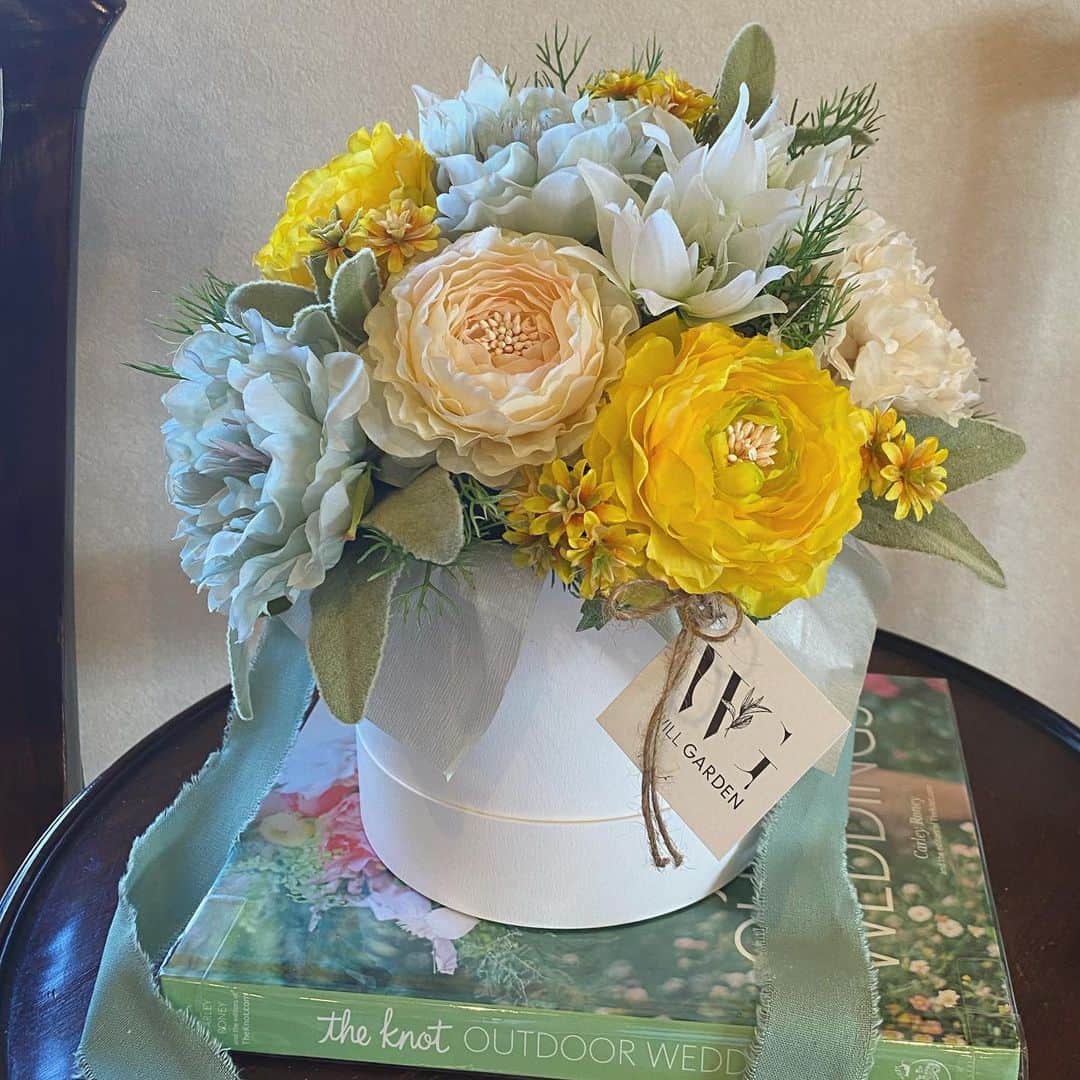 畑野ひろ子のインスタグラム：「@willgarden_official  アーティフィシャルフラワーBOX  #flowers #artificialflower #boxflower #gif #willgarden #spring #yellow」