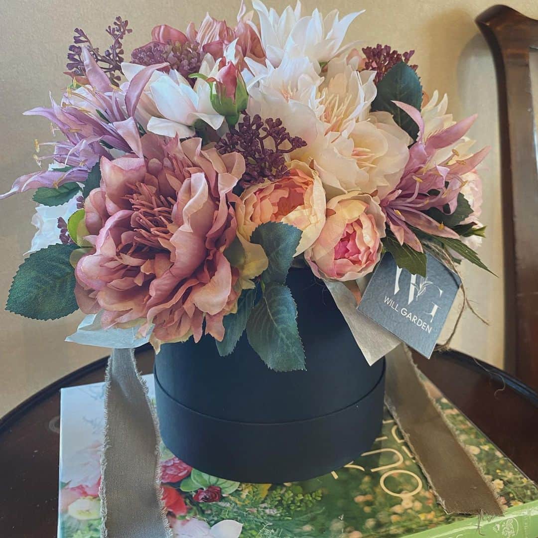 畑野ひろ子のインスタグラム：「@willgarden_official  アーティフィシャルフラワーBOX  #flowers #artificialflower #boxflower #gif #willgarden #spring #pink」