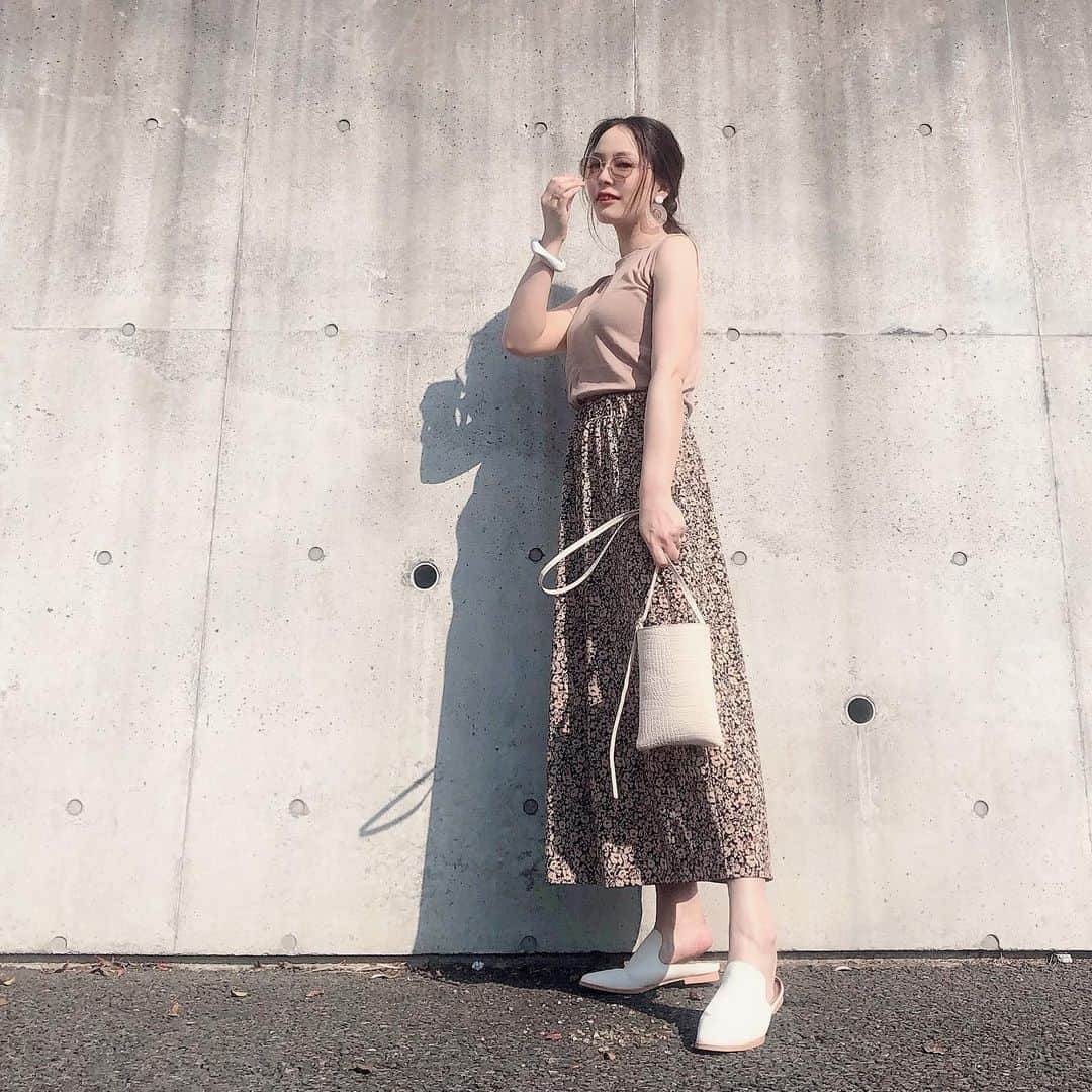 lily112988さんのインスタグラム写真 - (lily112988Instagram)「: #outfit . . あったかい 通り越して暑い( ˘･ω･˘ )💭 こんなに早く暑くなるんだっけ？！ 夏までにどーにかしたいと思ってたのに… 二の腕やお腹周りのごにょごにょが 間に合っておりません(；A；)w . @uniqlo の #クレープジャージースカート が めっちゃ優秀✨！！ シャリっとしたクレープジャージー素材で ストンと綺麗な落ち感♥ 大人が着られる小花柄🌷 腰張りも気にならないよ🙆🏻‍♀️ . . tops @lakole_official  skirt @uniqlo  shoes @gu_for_all_  bag @lowrysfarm_official : : : #バブーシュ #白ローファー #スリッポン #ママコーデ #ママモデル #今日のコーデ #大人カジュアル #大人可愛い #cocoromii #サロモ #サロンモデル #サロモ希望 #uniqlo #uniqloginza2020ss #uniqloginza #lakole #joyofprint #キャスキッドソン #夏コーデ #uniqloコーデ #uniqlo新作 #ユニクロ #ユニクロコーデ #ユニクロ購入品」5月2日 20時49分 - lily112988