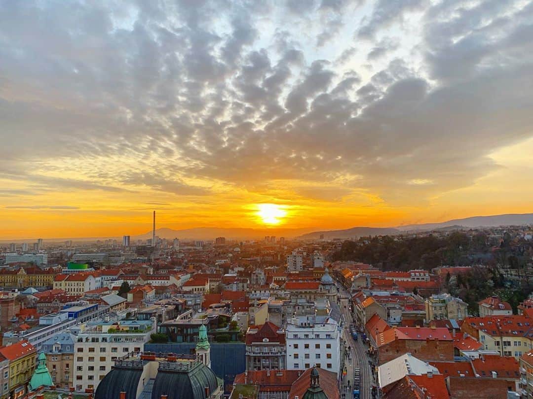 Yuya Oishiのインスタグラム：「Amazing sunset in Zagreb 🇭🇷﻿ ﻿ ﻿ 人は誰でも、たくさんの人や大自然の恵みのおかげで生きている。﻿ ﻿ それを心から感じるほど「あぁ、ありがたいな」「おかげさまで」という気持ちが強くなってくる。﻿ ﻿ すると、何でも独り占めしようとは思わなくなり、自然と捧げるような生き方をするようになるよね☺️🙏🌅﻿ ﻿ ﻿ ﻿ #croatia #zagreb  #travelling #beautiful #travel #trip #journey #travelgram #love #happy #amazing #sunset  #instagood #art #amazing #photooftheday  #colorful #traveler #cute #instatravel #travellover  #クロアチア  #ザグレブ  #海外 #海外旅行 #旅  #旅行  #海外生活 #夕陽 #🇭🇷」