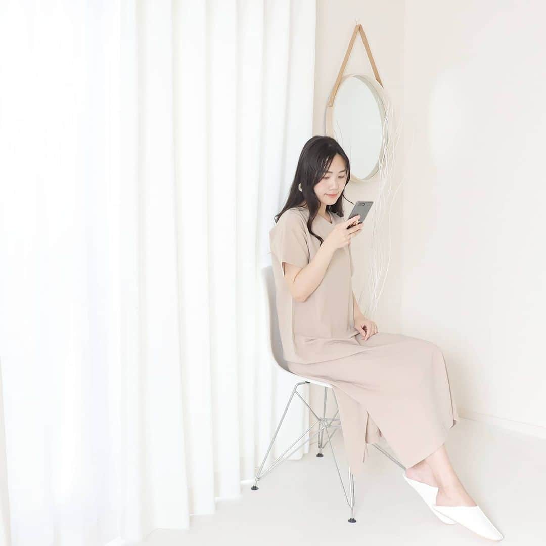 Eri Satoのインスタグラム：「beige×whiteコーデ · one-piece: @pierrot_shop (1911-031007) shoes: @outletshoes_official · #おうちコーデ 急に暑くなって半袖に💦 ワンピースは @pierrot_shop の #リネン風サッシュベルト付きワンピース サッシュベルト付きだけど、今回はベルトなしで。 かなりの楽ちんワンピ！ Aラインシルエットで体型カバーもできる！ 夏っぽいリネンライクな生地だから、シャリっとしてるのにシワになりづらくて良いよ💛 ぜひチェックしてみてね！ · ルームシューズは昨日投稿した @outletshoes_rakuten のもの。 白だから我が家に合う🤗 · #pierrot #pierrot_shop #ピエロアンバサダー ＃サッシュベルトワンピース #ワンピース#ウエストコンシャス #fashion#ootd#outfit#code#coordinate#style#ファッション#コーディネート#コーデ#プチプラ#プチプラコーデ#ママコーデ#シンプルコーデ#mamagirl#locari#partegram#カジュアル#お洒落さんと繋がりたい#pr#outletshoes_life #アウトレットシューズ」