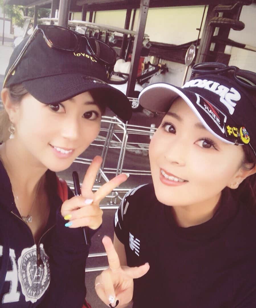 青木茉里奈のインスタグラム：「私の愛用しているサングラス🕶&CAP🧢 @eyevol_official 様が、皆様が少しでも笑顔になれるようにとキャンペーンを開始してくださいました✨ 4/25(土)〜5/10(日)の期間中に、#eyevollife2020  を付けてEyevol製品(サングラス、キャップ、サンバイザー等)の着用写真を投稿するだけ🧡抽選で5名様に、Eyevolニューモデルのサングラスが当たるそうです✨ 是非、Eyevolとの思い出の写真をアップしてみてはいかがでしょうか..✨ この写真は、去年のワールドレディスチャンピオンシップ サロンパスカップに観戦に行った時の📸いつも通りの日常を取り戻す為にも、stayhomeで頑張りましょう💪🏻✨ ・ ・ ・ #eyevol #eyevollife2020 #eyevollife2020campaign」