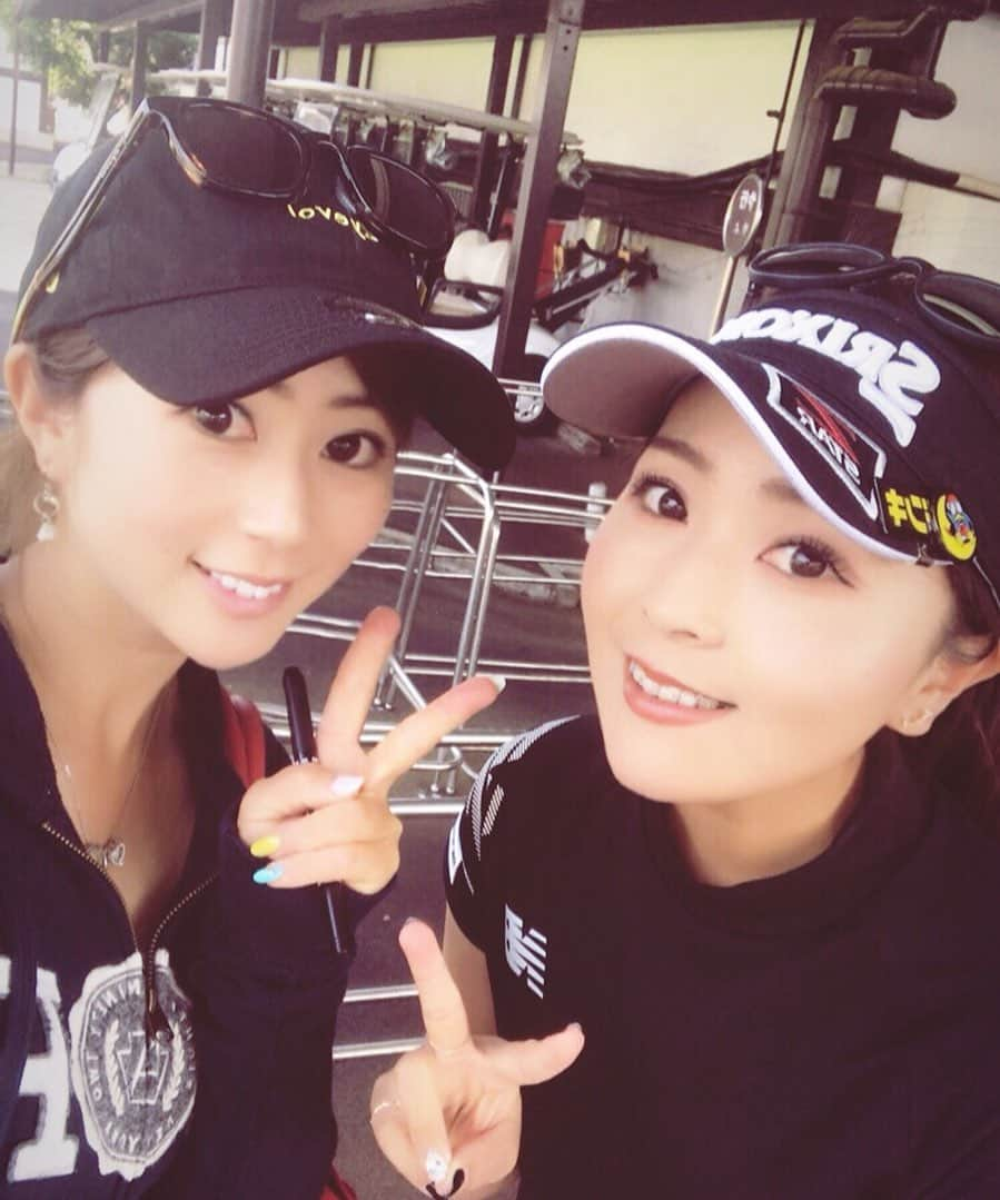 青木茉里奈さんのインスタグラム写真 - (青木茉里奈Instagram)「私の愛用しているサングラス🕶&CAP🧢 @eyevol_official 様が、皆様が少しでも笑顔になれるようにとキャンペーンを開始してくださいました✨ 4/25(土)〜5/10(日)の期間中に、#eyevollife2020  を付けてEyevol製品(サングラス、キャップ、サンバイザー等)の着用写真を投稿するだけ🧡抽選で5名様に、Eyevolニューモデルのサングラスが当たるそうです✨ 是非、Eyevolとの思い出の写真をアップしてみてはいかがでしょうか..✨ この写真は、去年のワールドレディスチャンピオンシップ サロンパスカップに観戦に行った時の📸いつも通りの日常を取り戻す為にも、stayhomeで頑張りましょう💪🏻✨ ・ ・ ・ #eyevol #eyevollife2020 #eyevollife2020campaign」5月3日 7時42分 - marinaaoki28