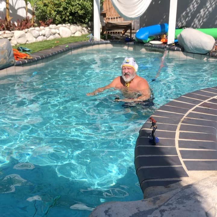 トニー・アゼベドのインスタグラム：「Rico’s Powerflex band at home workout! 😂」