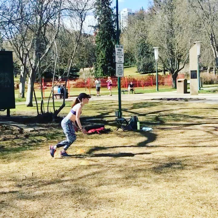 ナターシャ・ピュリッチのインスタグラム：「Beauty day here in yeg to get out and put in some work with @bladeathletics 💜 hill sprints and hurdles have been part of my life since 14 thanks to this lady! #yeg #shesthebest #thankful #20degreeweatherinmay #what」