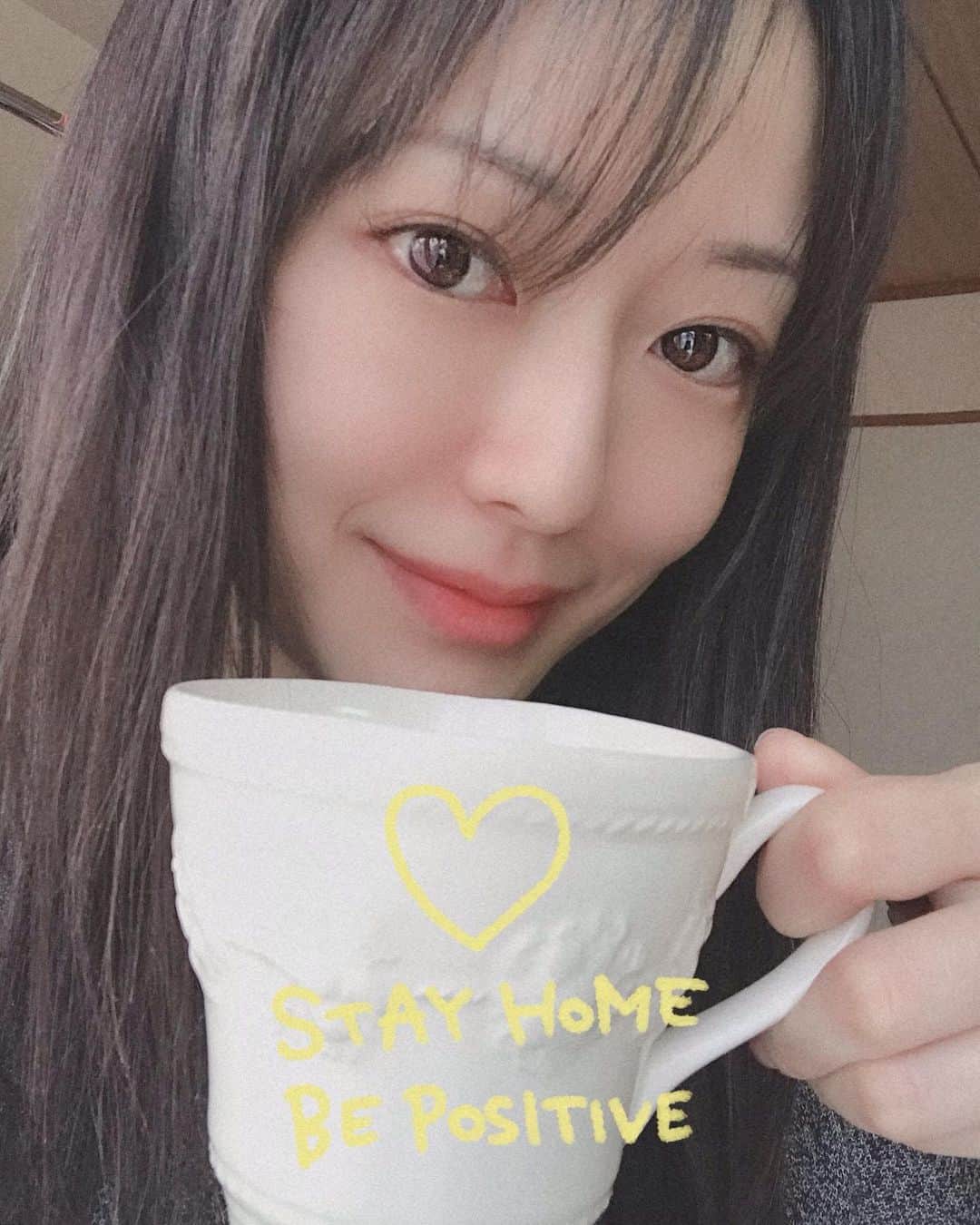 のインスタグラム：「おっはよ😚💕 5時半起き😎 ✨ 今日はニワトリに勝てなかったっぽい🐓 💗  #吉山りさ #おはようございます 🤗✨ 今日は #湯冷まし  #アラフォーママ #モデル #model #freelancemodel #Japanese #バスタオル女子 #バスタオルモデル #温泉ソムリエ #温泉モデル #温泉女子 #写真 #撮影モデル #すっぴん #40代 #美容 #美肌 #化粧品 #single #morning #champagne  #goodmorning #fine #cup  #開脚 したくて開脚できるストレッチやり始めたけど三日坊主ならぬ 2日坊主で終わったの巻き😂 #早起き #海 に会いたい💗  #drive 🏖🐠☀️」