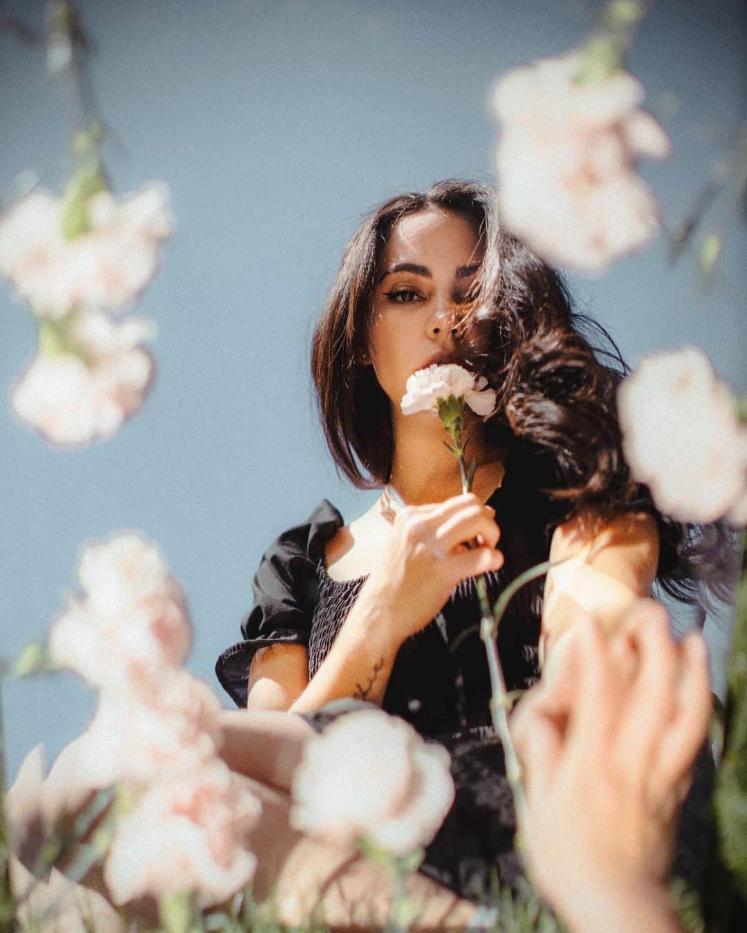 Katy Esquivelのインスタグラム：「Se tu propio tipo de belleza 🌸 . Estoy aprovechando el tiempo en casa para enfocarme en mejorar mi técnica de retratos, algo que nunca puedo hacer mientras viajo porque me enfoco más en paisajes 😅 . Edité las fotos usando mi filtro “Cosmo” de mi colección Retro Film. Link de descarga mi bio!」