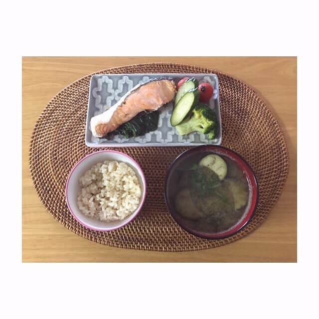 みのり(26)＠東京 ダイエットのインスタグラム：「朝ごはん . . 鮭 ほうれん草 なすとワカメの味噌汁 玄米ごはん ブロッコリー きゅうり ミニトマト . . おはようございます！ 天気の最高な日曜日(o˘◡˘o)☀️ . 暑くて汗だくで起きたよ😂 . 朝ごはんもいつもと変わらず、 玄米ごはんは100gたべてます🍚💕 . . 今日も元気にはったらくぞー🥰 みんなはなにするのー？？ . . ◉ライザップ公認の紹介アンバサダーです。 〜紹介特典で、お安く入会できます〜 . ▶︎全国どの店舗でもOK ▷２週間のトライアルコースもあります(^_^)/ ▶︎カウンセリング予約前にご連絡ください . ◎入会やカウンセリングをお考えの方、 ご質問なども、DM✉️ください。 . ★トレーニング見学もできます★ . 📺RIZAP TVCM出演 🏅RIZAP BMG ファイナリスト2017.2018 . #rizap #ライザップ . #ダイエット #diet #レコーディングダイエット #ダイエッター #公開ダイエット  #朝ごはん #morning #糖質オフ #食べて痩せる #おうちごはん #食べる #糖質制限 #低糖質ダイエット #和食 #クッキングラム #自炊女子 #腸内環境 #食事管理 #栄養 #fitmeal #oneplate #cleanmeals  #lowglycemic #玄米 #まごわやさしい」
