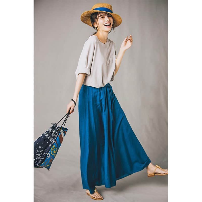 CLASSY公式さんのインスタグラム写真 - (CLASSY公式Instagram)「5月3日(日)、⁠ ぱっと目を引くビビッドなブルースカートには、 ニュアンスカラーのグレーTを合わせると 自然になじみます。⁠ ⁠ ゆるっとした衿ぐりで、女っぽさも際立てて。⁠ ⁠ #カラースカート⁠ #ニュアンスカラー⁠ #無地Tシャツ⁠ #classymagazine⁠ #今日の服装⁠ #今日のコーデ⁠ #おうちコーデ⁠ #CLASSYおうちコーデ⁠ #stayhome_classy」5月3日 6時37分 - classy_mag_insta