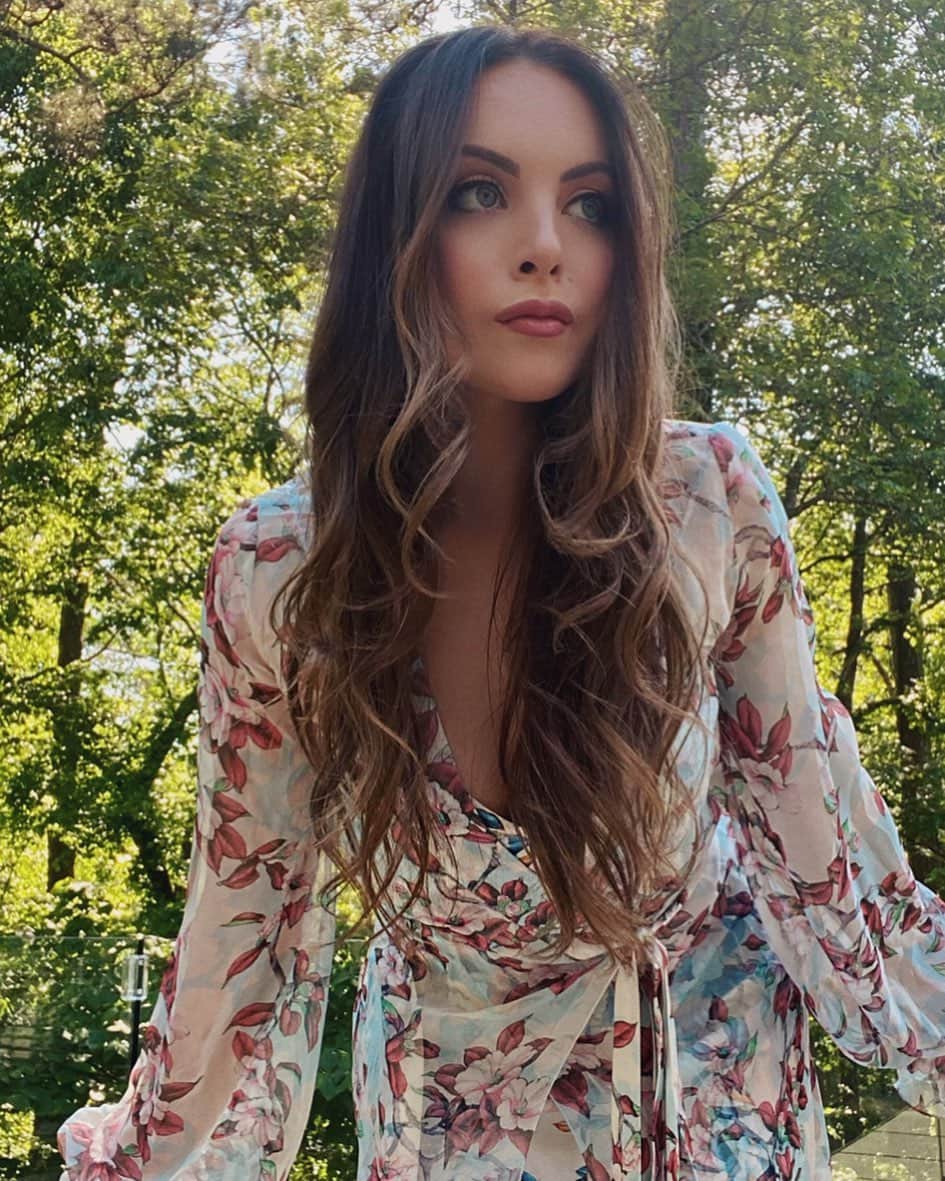 エリザベス・ギリースのインスタグラム：「On the hunt for my evening cocktail 🌸🍃🍸」