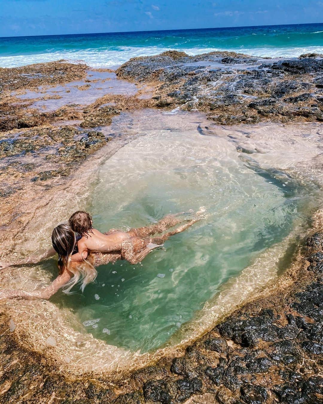 アラナ・ブランチャードのインスタグラム：「Found a cute little swimming pool today🐠💙」
