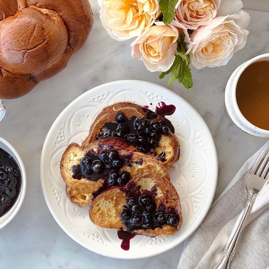 ローレン・コンラッドのインスタグラム：「Psst! Mother’s Day is next weekend and breakfast in bed is never a bad idea 🥐  @thelittlemarket is delivering freshly baked goods from our friends at @homeboyindustries. We’ve been making French toast with the challah bread and highly recommend it! Link in Bio x」