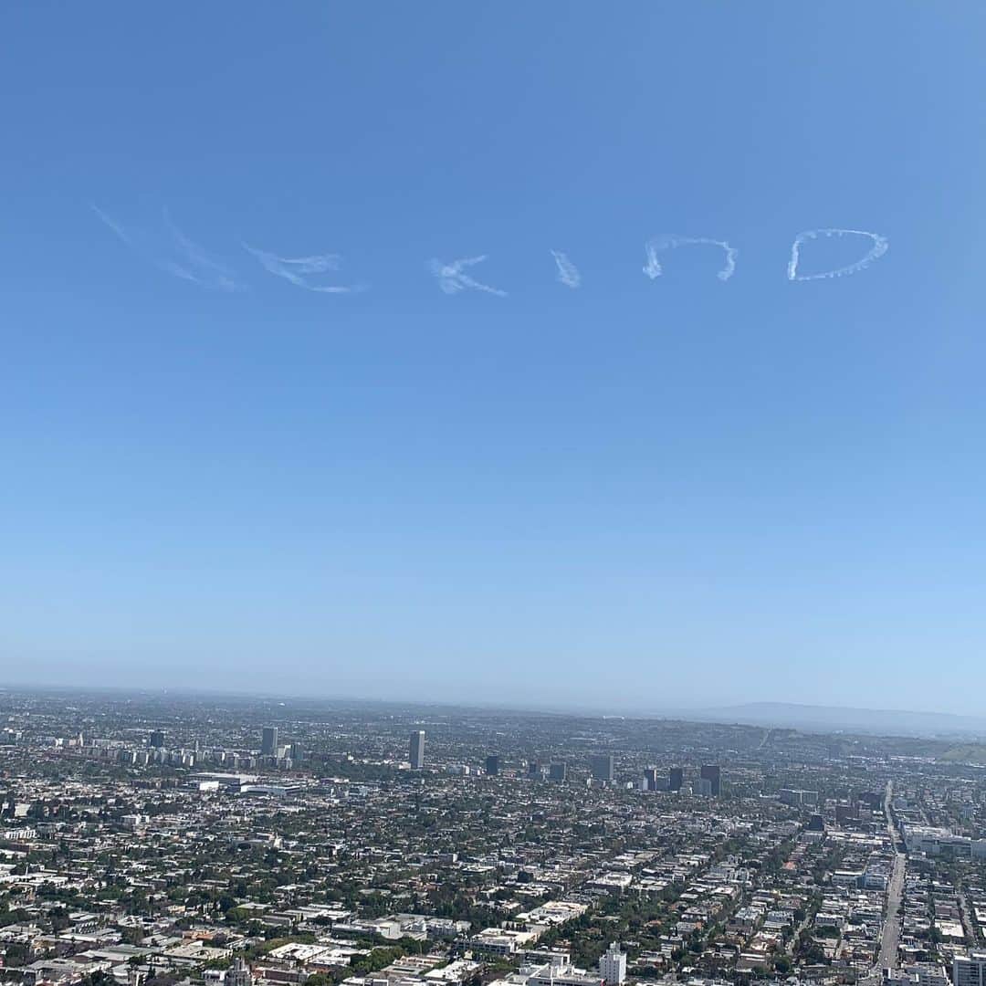 ボニー・モーガンのインスタグラム：「A message of kindness in the heavens above the City of Angeles from our friendly neighborhood Saturday Skywriter 💙 #bekind #saturdayskywriter #adventuresofbendybonnie #laskyline #shenanigans #skywriting  #onawingandaprayer #happysaturday #bendybonnie」
