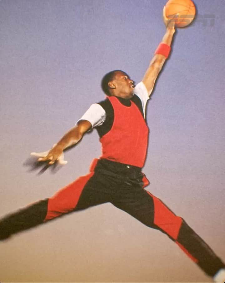 Jordanのインスタグラム：「It’s gotta be the shoes. The next chapter kicks off tomorrow at 9pm ET on @ESPN in the U.S. and on @Netflix outside of the U.S. #TheLastDance  #JUMPMAN」