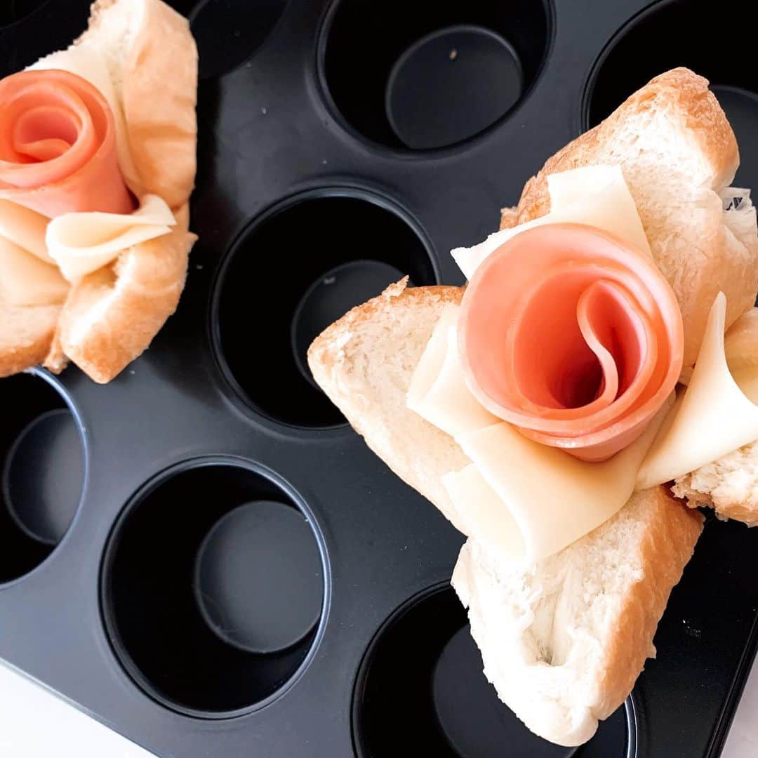 GENKINGの釜飯さんのインスタグラム写真 - (GENKINGの釜飯Instagram)「カップケーキトースト🧁🍞 作り方は、カップケーキ型に食パン入れて好きな具材入れて、トースターでチンだよ❤️ ピザトーストとかもこれでやるのも可愛いよ🥰 #genkingkitchen  #おうちごはん」5月3日 7時32分 - genkingkitchen
