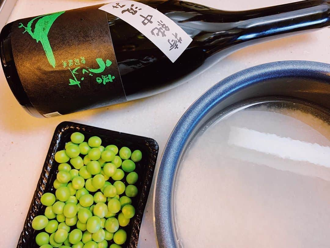 わちみなみさんのインスタグラム写真 - (わちみなみInstagram)「福岡の実家から、日本酒がとどきました。﻿ 期間限定みたいです😊﻿ #庭のうぐいす　特純中汲み﻿ ﻿ ﻿ 酒屋さんに直接いくのは難しくても、﻿ 楽天市場とかでも買えるみたいなので﻿ ぜひ家呑みしてみてね。﻿ わたしのおすすめは庭のうぐいすの梅酒です🥰﻿ ﻿ 今日グリンピースご飯炊く時に﻿ 少し入れてみました🤣💕贅沢だね﻿ ﻿ #日本酒﻿ #福岡﻿ #梅酒﻿」5月2日 22時46分 - wacchime