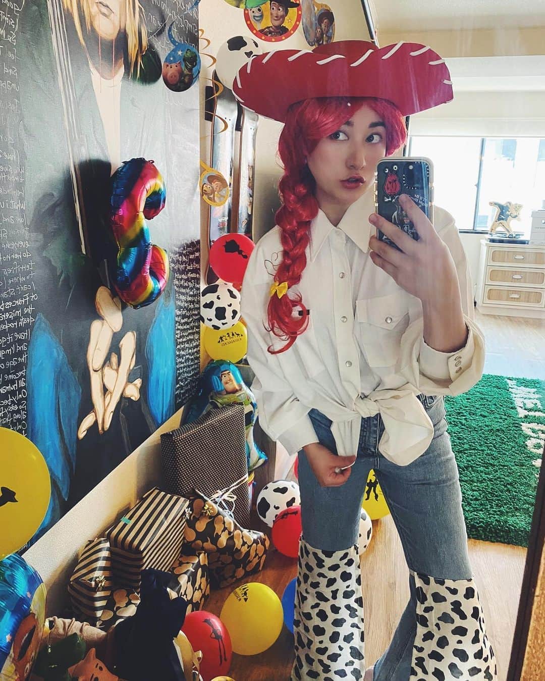 Saki さんのインスタグラム写真 - (Saki Instagram)「本気の#ジェシーコスプレ　したから﻿ 記念に自撮り🤳🏻たくさんした❤️😂﻿ ﻿ 30歳まだまだやりますで👩🏻‍🦰❤️💛﻿ ヒーハー❤️🐄笑﻿ ﻿ 質問とかたくさんもらったんですが、﻿ HATはアメリカ🇺🇸からわざわざDisney﻿ オフィシャルの買いました‼️✈️﻿ トイストーリーの飾り付けの風船も🇺🇸🎈﻿ ﻿ 私の衣装は、それっぽい古着の﻿ メンズのウエスタンシャツにデニム👖﻿ 牛柄の足あて？だけ手作りして、﻿ 赤いウィッグもロングを買って、﻿ 自分で三つ編みして、黄色のリボン🎀しました！﻿ ﻿ 我ながら上手くジェシーになりきった🤟🏼﻿ ぽっちゃりなんが残念やけど🐷笑﻿ ﻿ ﻿最後2枚はカラコン出来るフィルターで撮ったら　#コスプレイヤー　感すごい‼️‼️ #トイストーリー #バズライトイヤー﻿ #ジェシー　 #コスプレ　#toystoryjessie ﻿  #お誕生日　#3yearold #3rdbirthday #happy3rd ﻿  #toystory #jessietoystory #buzzlightyear ﻿ #男の子ママ  #ママリ  #myson #mama #mamalife」5月2日 22時56分 - saki1011