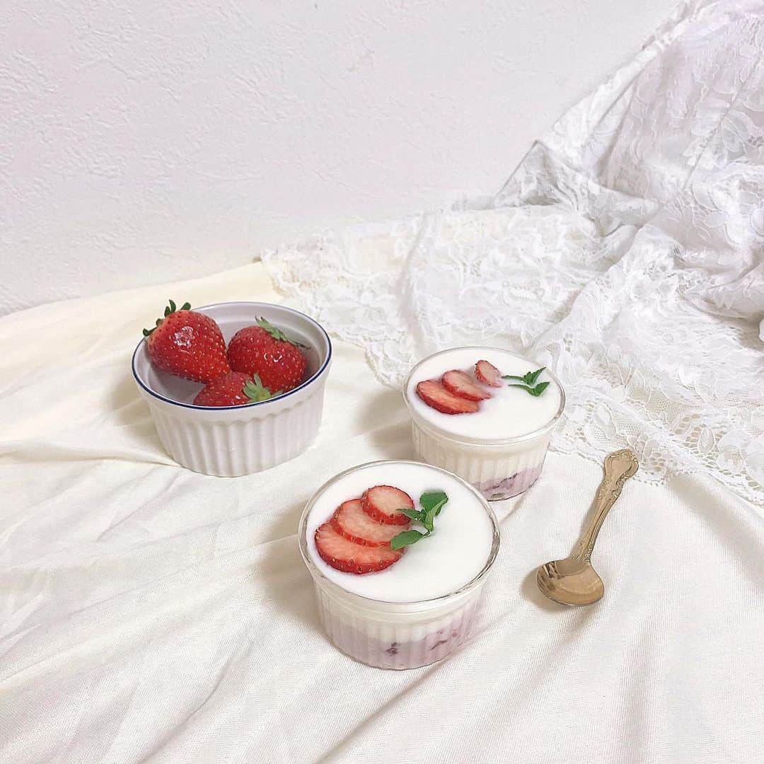 廣川奈々聖のインスタグラム：「．#おうちカフェ 🦢🍓🥄﻿ ﻿ 数年ぶりに食べたくなって買ったフルーチェと﻿ 自家製ヨーグルトといちごだけで作ってみた！簡単すぎ！﻿ ﻿ 可愛くできたと思う〜〜☺︎ ﻿ ﻿ ﻿ ﻿ ﻿ ﻿ ﻿ ﻿#おうちcafe#おうちスイーツ#いちごヨーグルト#フルーチェ#カフェ気分」