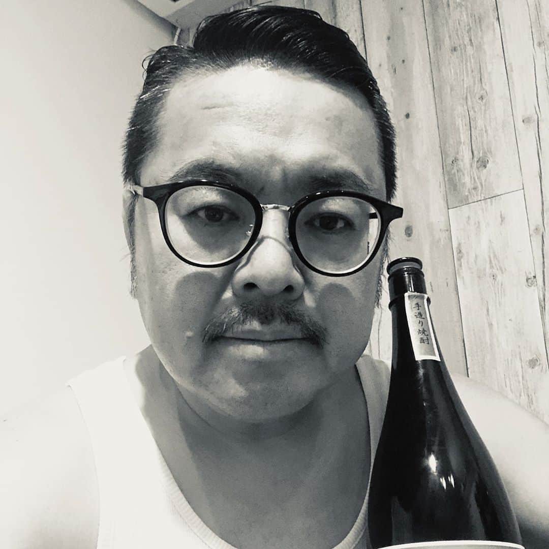 大地洋輔のインスタグラム：「🔨🔨 昭和のお父さんだよ。  家で飯食って飲んで屁ぇこいて寝てるっつーの！！ 今はそれが一番！！」