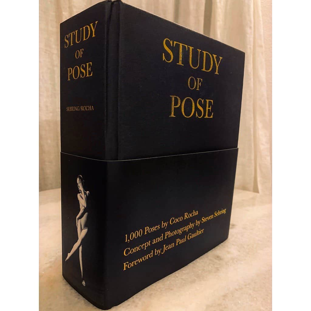 小濱なつきのインスタグラム：「#day4 #bookcoverchallenge  4冊目は #studyofpose  スーパーモデル #cocorocha が1000のポーズをおさめる「ポーズの百科事典」。 1000ともなるとだんだんとページをめくるのも一苦労となってきます。笑 . ポージングをお探しの方は是非！👯‍♀️ . 4人目のバトンは！ 同じ事務所 @energy.tokyo_official の @ionzk ちゃん！元気にしてますかー😚💕 無理せずゆる〜とお願いしますー！ . . .  7日間の #ブックカバーチャレンジ とは読書文化の普及に貢献するためのチャレンジで、参加方法は1日一冊、7日間投稿するというもの。本についての説明なしに、表紙だけの画像をアップして、そして毎日一人のFBinstagram友達を招待して、このチャレンジに参加していただくことをお願いしています。」