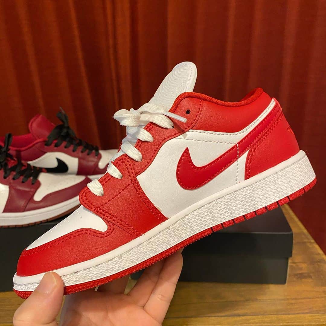 のインスタグラム：「・ ・ セールで買えた息子用のAJ1 Lowがかっこよくて ・ 普通に嫉妬。 ・ 自分のNoble Redと一緒に撮っても ・ 何かあっちの方がかっこいい気がして、 ・ 更に嫉妬。 ・ やっぱり普通に赤白のAJ1って、 ・ 無条件にかっこいいんだよなあと、 ・ ますます嫉(以下略 ・ ・ #airjordan1lowgymred #airjordan1lownoblered #juniorshoes #nike #ナイキ #エアジョーダン1 #sneakers #スニーカー #ジュニアシューズ #クラムボン #clammbon #ミト #ミトムボン」