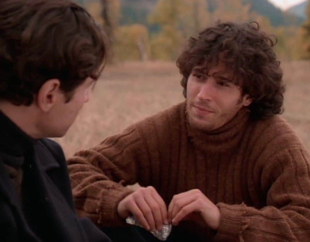 ロブ・モローのインスタグラム：「Been spotting pics people have been posting from #NorthernExposure.  With an abundance of time I’ve been free to reminisce.  I feel so blessed to have been a part of this unique show that depicted a benevolent universe and to have worked with the extraordinary individuals who brought it to life. One of the aspects I’m most proud of is the journey that Joel Fleischman took.  I remember arguing with Josh Brand, one of the creators, about how Joel would change over time.  Josh was emphatic that if we did 100 episodes, Joel would be exactly the same on the 100th as he was on the pilot show.  He was adamant that people don’t change.  I felt diametrically the opposite.  I didn’t understand what the point would be if a character doesn’t change, as I don’t understand the point of life if a person doesn’t change.  Josh left after 66 episodes, we made another 49 and the remaining writers were in alignment with the notion of seeing Joel ‘becoming’. When Joel is mythically transported back to his beloved New York, he was not the same.  He had grown and was a more complex and evolved character.  The picture epitomizes his odyssey for me.」