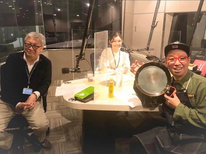 横山エリカのインスタグラム：「今週のソシエダ・ガストロノミカはパエリアのお話🥘 パエリアの具材に関する意外な事実、この絵文字🥘の豆知識、作り方のコツなどなど、面白いお話たくさん教えていただきました😌 私も参考にしてパエリアを作ってみたら大成功😋 聞き逃した方は良ければradikoのタイムフリーでお聴きください🙆‍♀️ #jwave #sociedagastronomica #radiko #paella」