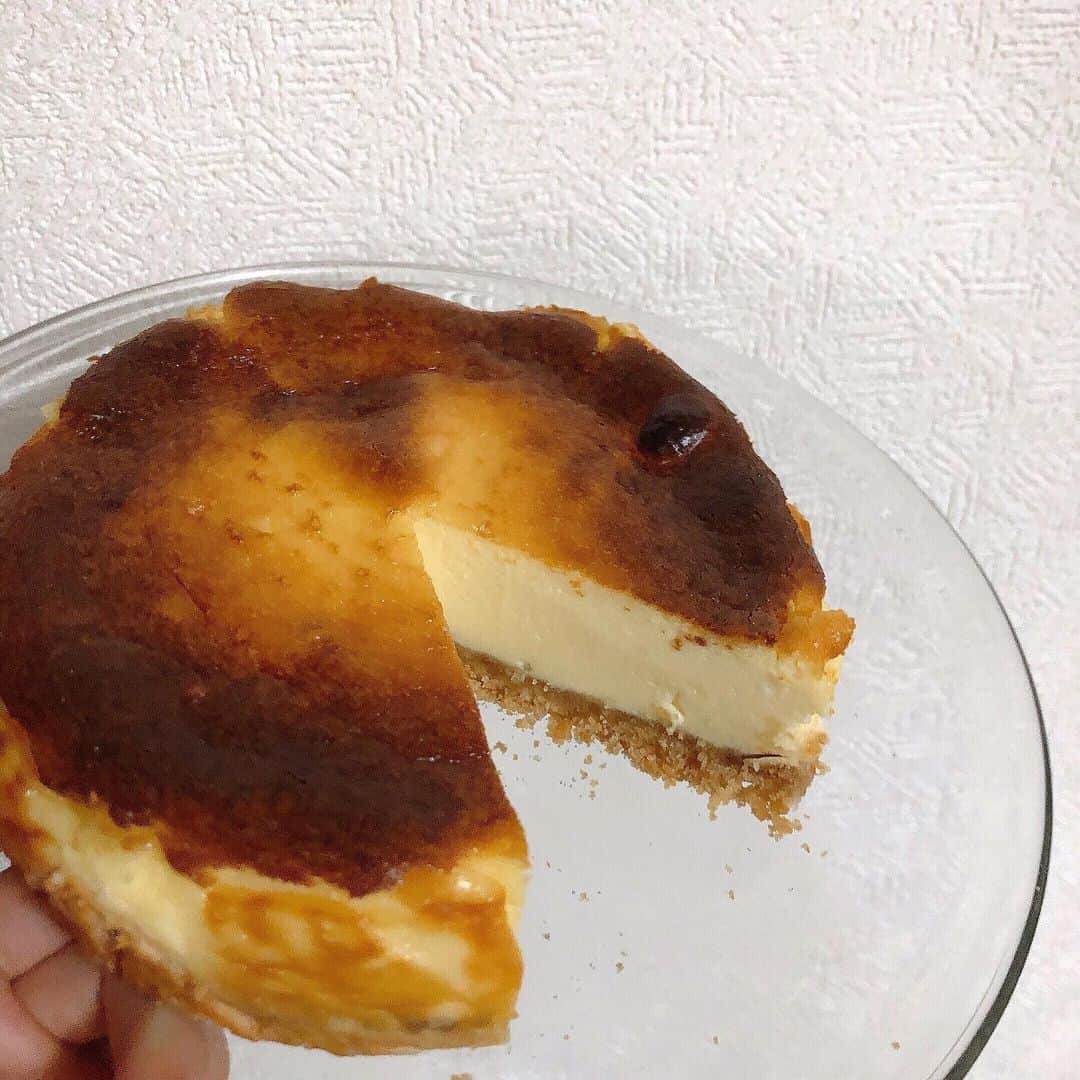 鈴木遥夏さんのインスタグラム写真 - (鈴木遥夏Instagram)「. この前作ったチーズケーキと、ダルゴナコーヒー🍪💓 自粛期間、なんやかんや沢山作っちゃって食べちゃう☺️笑 . みなさんも、何か作りました？ . 🌷 . #お家時間 #お家カフェ #チーズケーキ #ダルゴナコーヒー」5月2日 23時58分 - haruka4227
