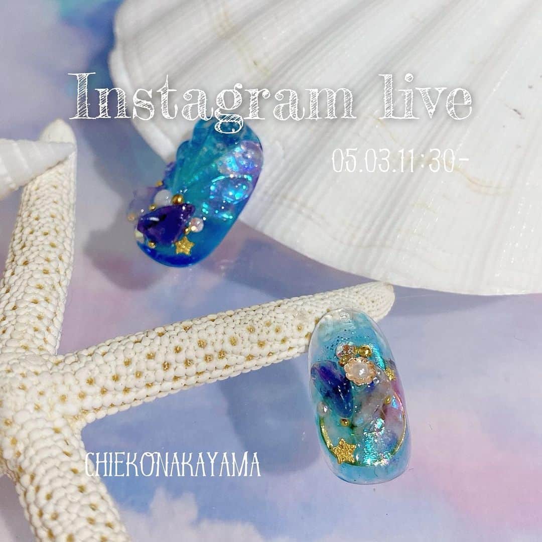 なかやまちえこのインスタグラム：「明日の#インスタライブ は11:30から✨⠀ 前回のブルーの貝ネイルのデザインを5本組にしていこう！と思い、同じカラーを使って合わせるのにぴったりな#ニュアンスネイル です！⠀ ✨使用商材は、⠀ @pregelofficial ex ブルーベリードロップ（ MUSE クリアブルー）、 MUSE イエローフェアリー、あおいろの和紙、クリアパープル、クリアマリン（ex グレープドロップ、ソーダドロップ）⠀ @kimagure_cat_whim Fuwa-t ベースホワイト、ベースクリア、カラーレス6300B）⠀ @prexyofficial クリアのオーロラホイル、グリッター（Unicorn Island、Fortune of Dreams）、シェルシート（シェルなどでも🆗）、フレーム、他には天然石パーツやパール、スタッズ 、ブリオン など！お好みなものを☺️✨✨ #nail #nails #nailart #ネイル #美甲 #ネイルアート  #japanesenailart #manucure #japanesenails #manicurist #gelnails #أظافر #네일아트 #미용 #ngườiđẹp  #เพ้นท์เล็บ  #искусствоногтя #artedeuñas #ジェルネイルデザイン #ネイルデザイン #senikuku #nagelkunst #シェルネイル #shellnails #夏ネイル #summernails #サマーネイル」