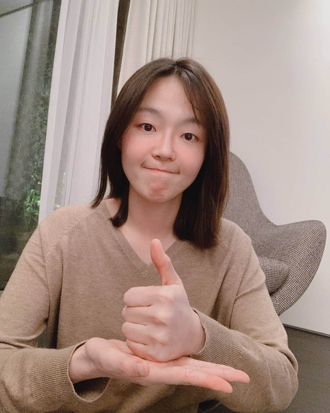 のインスタグラム：「배우 채수빈씨의 지목으로 함께하게 되었습니다.  코로나19로 인해 모두가 힘든시기를 보내고 있습니다.  우리나라의 경우, 투명한 정보 공개와 발빠른 대처, 그리고 높은 시민의식을 가지고 함께 행동해준 국민들 덕분에 현재 조금씩 조금씩 일상을 되찾아 가고 있는듯 합니다.  코로나 바이러스의 초입부터 지금까지 아니 사실은 늘 자신의 자리에서 애써주셨을.. 의료진 분들, 정말 고맙습니다.  그리고 각자의 자리에서 애써주신 많은 분들께도 고마움을 전합니다.  의료진분들의 노고에 마음으로 감사드립니다. 🙇  #덕분에챌린지 #의료진덕분에 #덕분에캠패인  감사합니다  마음이 움직이시는분 함께 해요. 덕분에챌린지.」