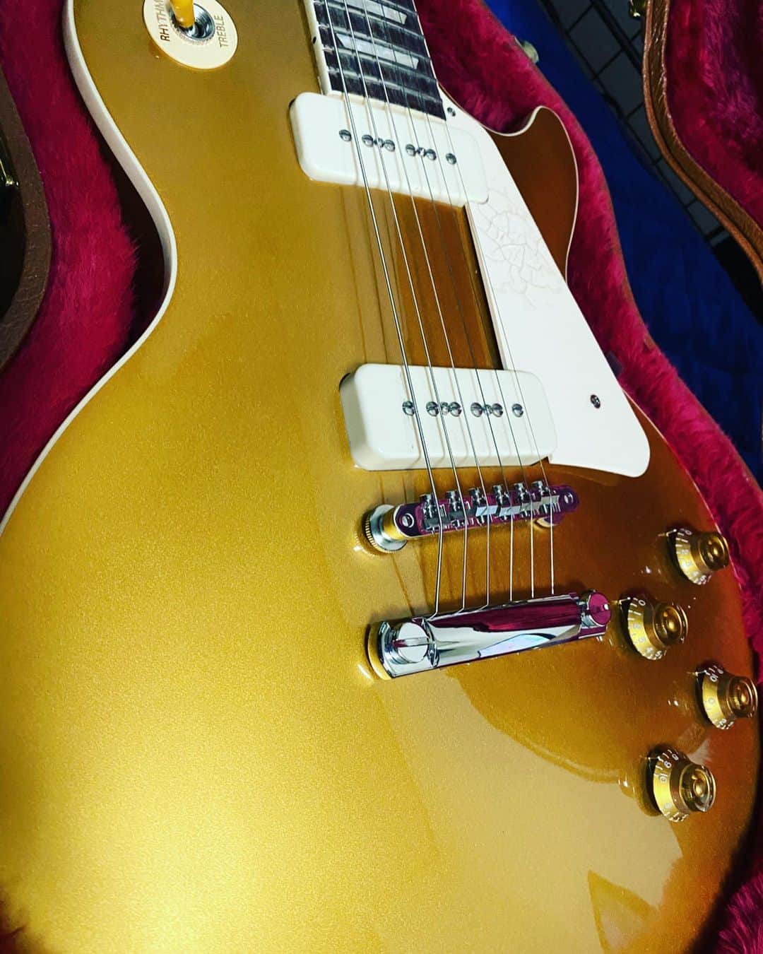 大崎捺希さんのインスタグラム写真 - (大崎捺希Instagram)「新しいギター #gibson  #lespaul #gold  #ギター  #ぐいたー」5月3日 0時33分 - n.o.respawl.rd