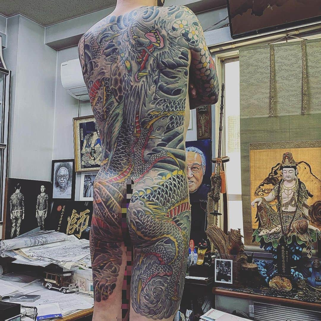 中野義仁さんのインスタグラム写真 - (中野義仁Instagram)「finish ‼️ tebori with machine work , freehand  work take long times ,  #H2ocean #H2oceanproteam #officialh2ocean #tattooinstagram  #traditional #freehand #ryu #backtattoo  #japan #art #artist #artistmafia #friend#nami #tattoos #tattooing #tattoo #tattoomag  #inK #inkdmag #tattoomagazine #tattoos_of_instagram #memarky  #tattoolifemagazine #tattooenelgy #tattooinstagram #tattoomania #artistmafia #tattoocultur #tattoocomunity #tattooculturmagazine #tattooare  @jessyentattoo @dennis_camsupply @yokohama_tattoo_museum @souryou @kiwamijewelry @horiyoshi3shop @taiwantattooconvention」5月3日 0時36分 - horiyoshi_3