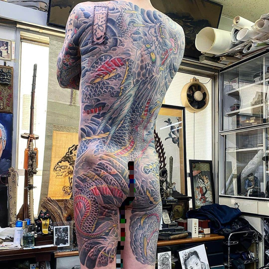 中野義仁さんのインスタグラム写真 - (中野義仁Instagram)「finish ‼️ tebori with machine work , freehand  work take long times ,  #H2ocean #H2oceanproteam #officialh2ocean #tattooinstagram  #traditional #freehand #ryu #backtattoo  #japan #art #artist #artistmafia #friend#nami #tattoos #tattooing #tattoo #tattoomag  #inK #inkdmag #tattoomagazine #tattoos_of_instagram #memarky  #tattoolifemagazine #tattooenelgy #tattooinstagram #tattoomania #artistmafia #tattoocultur #tattoocomunity #tattooculturmagazine #tattooare  @jessyentattoo @dennis_camsupply @yokohama_tattoo_museum @souryou @kiwamijewelry @horiyoshi3shop @taiwantattooconvention」5月3日 0時36分 - horiyoshi_3