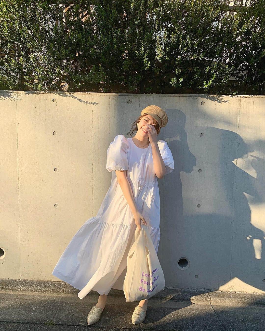大野愛友佳のインスタグラム：「スーパーの買い出しのときは ZARA ¥3990 ワンピースで👗 . お買い物はawakeのエコバッグと こんなかんじのスタイル🌿 . 歩いてスーパーまでの間に カフェとかかわいいお店があるんだけど、 GWならきっと人がたくさんの場所も 今は落ち着いてる🙂 . とってもいいこと。 . . YouTubeもUPできました♡ プロフィールに貼ってあるので みてみてください💋 . . みてくれたりDM、コメントくれた方 うれしいです◡̈ありがとう🌼 . . . #GW#お買い物スタイル#エコバッグ　 #おうちコーデ#お庭のある暮らし #春夏コーデ#GU購入品#YouTube更新」