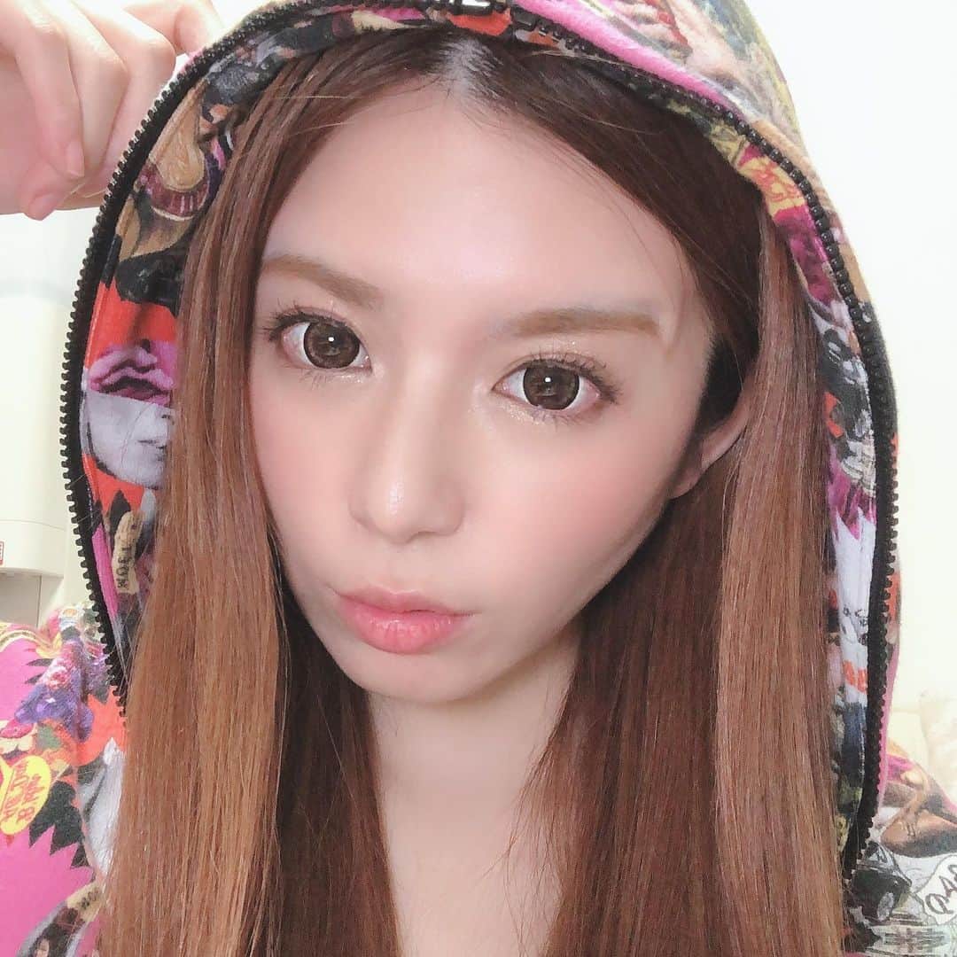 栗林里莉のインスタグラム：「♡ long time no see💓 久しぶりにメイクしたらやり方忘れてた 笑 GW中はできるだけ17配信しようと思いますので是非遊びに来てね☺️ #栗林里莉 #ririkuribayashi #japanese #stayhome」