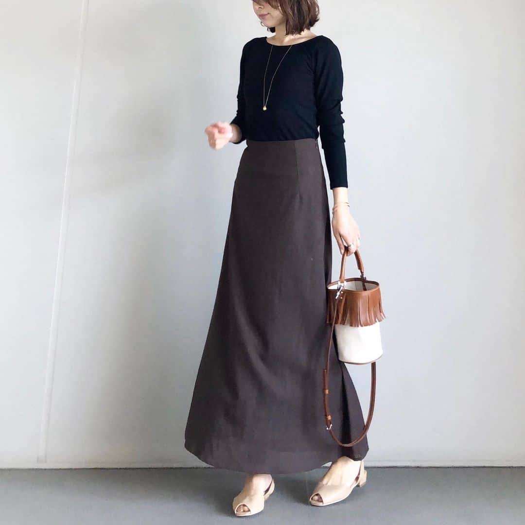 yu-coのインスタグラム：「#code ・ ・ シンプルなカットソーに見えて 実は背中が…♡な一枚 ・ ・ スカートは旦那さんからも“脚が長く見える！”と褒められたお気に入りです◡̈ ・ ・ tops: @meri.onlinestore  bottom: @urs bag: @ayako_bag  shoes: @titivatejp ・ ・ ⑅⃝詳しくはblogでご紹介しています → https://ameblo.jp/mainichi-okaimonobiyori ┈┈┈┈┈┈┈┈┈┈┈┈┈┈┈┈ #先日のコーデ #ママコーデ #きれいめカジュアル #大人カジュアルコーデ #titivate #titivatestyle #urs #urstyle」