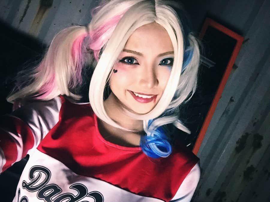山本ゆうかのインスタグラム：「時間ができたら宅コスしたいなあ。﻿ 最近全然コスプレしてないや…( ˘ω˘ )﻿ ﻿ ﻿ これはスーサイドスクワットのハーレイ・クインのコスプレです。﻿ ﻿ ﻿ 見たいと言われたので載せてみるのですが﻿ 男性のファンの方からはあまり好評ではありませぬ……((( ˘ω˘ )))﻿ 可愛くないからか…？﻿ わしはお気に入りなのですが。﻿ ﻿ ﻿ この怖い顔な、と思われたら嫌なので﻿ いつもの写真も２枚目にそっと置いておきます……﻿ ﻿ ﻿ ﻿ ﻿ ﻿ #portrait #ポートレート #ポートレートモデル  #関西サロモ #被写体 #フリーモデル #lovers_nippon  #イチナナライブ #17live #イチナナライバー #17liver #ライブ配信 #配信者 #17media #17直播 #17主播 #美女主播 #主播 #Streamer #streamergirl  #ハーレイクイン #宅コス #アメコミ #スーサイドスクワッド #アメコミコスプレ #marvel #japanesecosplayer」