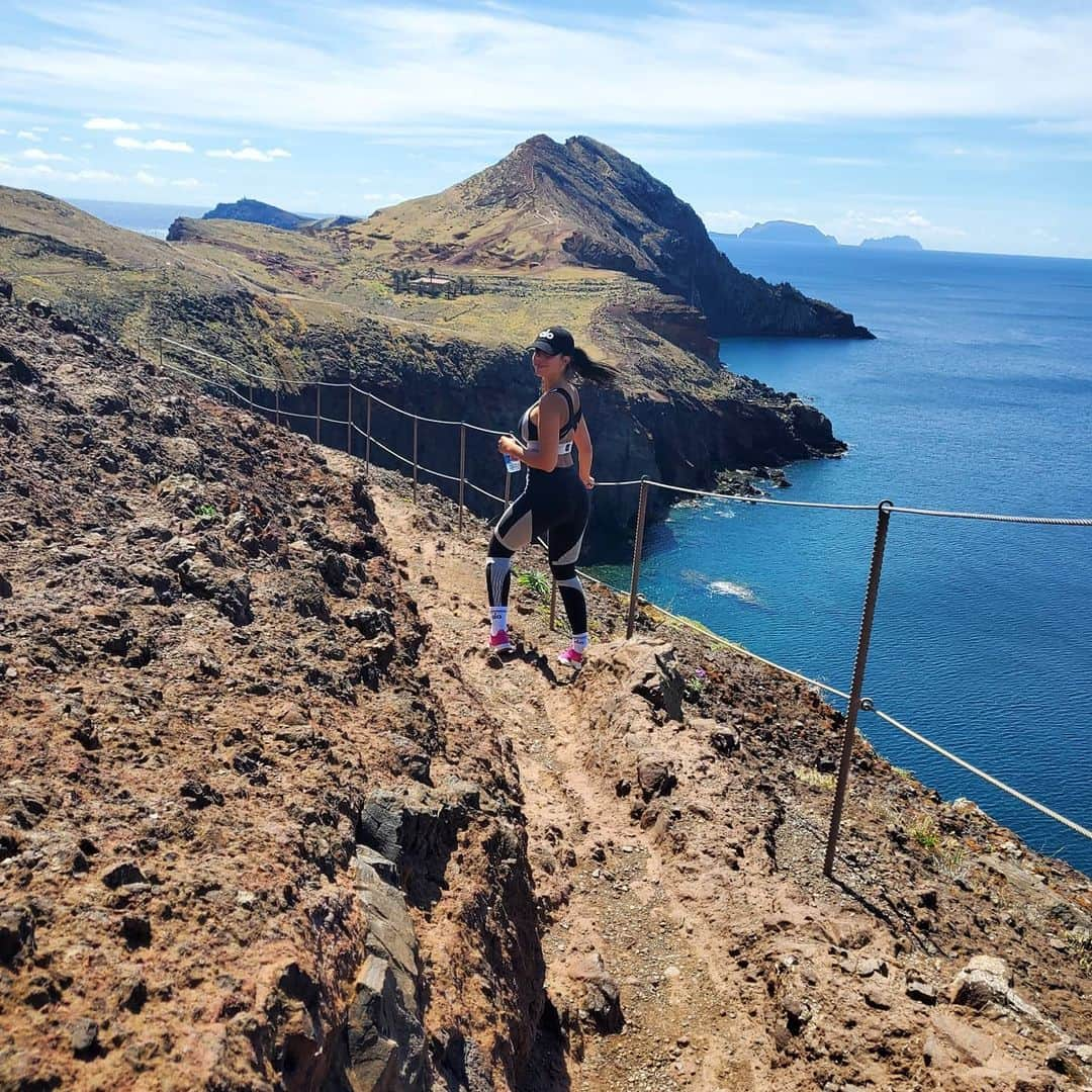 ジョルジーナ・ロドリゲスさんのインスタグラム写真 - (ジョルジーナ・ロドリゲスInstagram)「🍃🌴🌵🌾🦎 Punta de San Lorenzo ⛰🌏❤ @aloyoga  #family #love」5月3日 1時10分 - georginagio