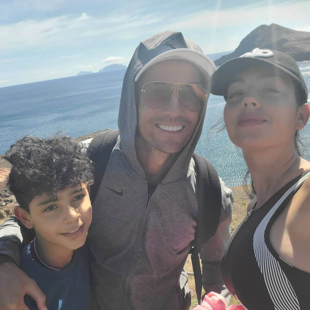 ジョルジーナ・ロドリゲスさんのインスタグラム写真 - (ジョルジーナ・ロドリゲスInstagram)「🍃🌴🌵🌾🦎 Punta de San Lorenzo ⛰🌏❤ @aloyoga  #family #love」5月3日 1時10分 - georginagio