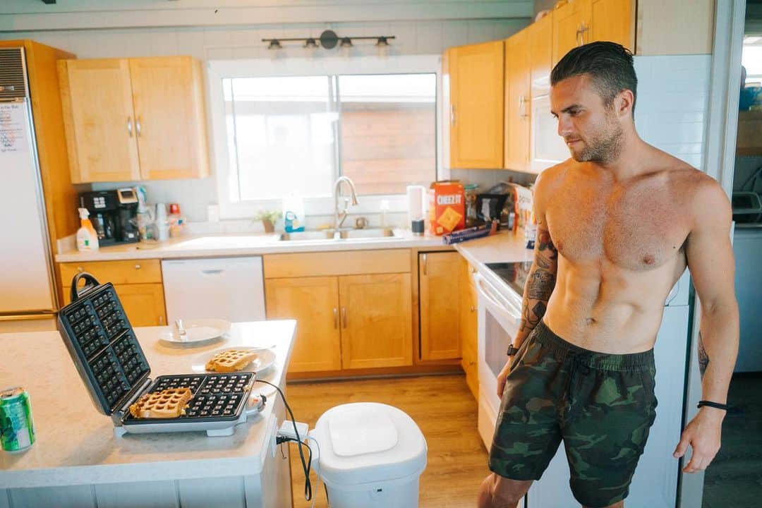 リアン・ドーソンのインスタグラム：「y’all remember the days before quarantine where you could stand shirtless in a kitchen and make waffles by yourself? those were the days!」