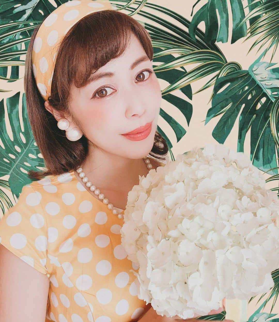 舞香さんのインスタグラム写真 - (舞香Instagram)「『おめかし』﻿ ﻿ 家にいる時もちゃんとメイクして﻿ おめかししたら楽しいね♪﻿ ﻿ ﻿ せっかくおめかししたから﻿ 誰かに見てもらいたくて写真や動画を撮影したよ⭐️﻿ ﻿ ﻿ やっぱり私は見てくれる相手がいるからこそ﻿ 「オシャレしたい」って思えるんだな👗﻿ ﻿ ﻿ こうして家にいても沢山の人と﻿ 繋がれることがほんと幸せ❤️﻿ ﻿ #レトロガール  #水玉ワンピース  #いつもいいねありがとうございます  #おめかししよう」5月3日 1時37分 - maika.mahou